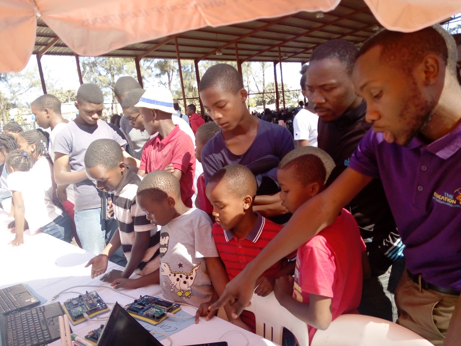 TME Education at IV Ferira de Adolescentes