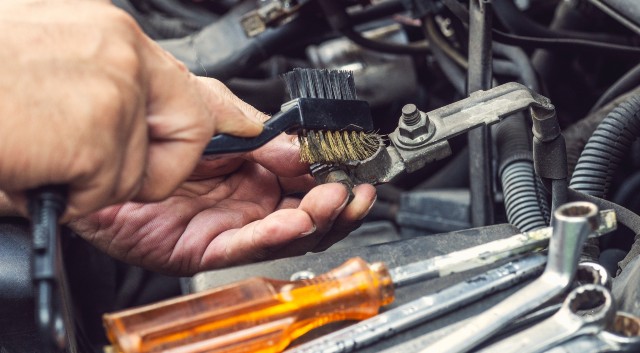 Comment nettoyer les bornes et les cosses de ses batteries ?