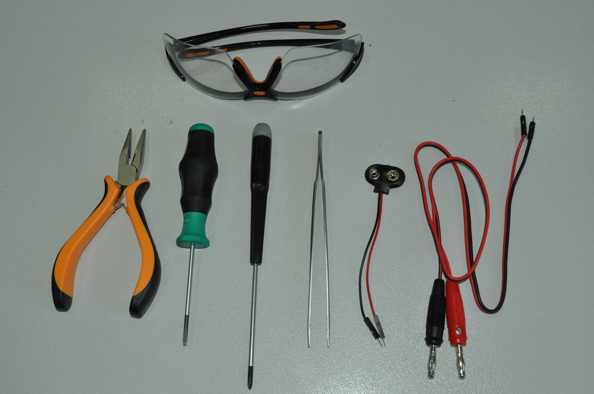 Fig. 9 Tools and accessories that we think should be included in the educational kit.