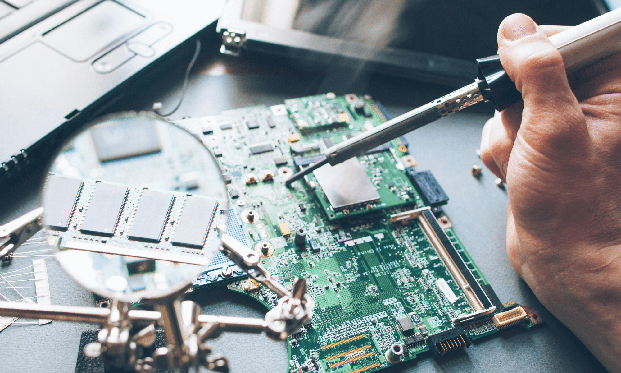 Carte PCB – comment se préparer à travailler avec une carte de circuit imprimé ?
