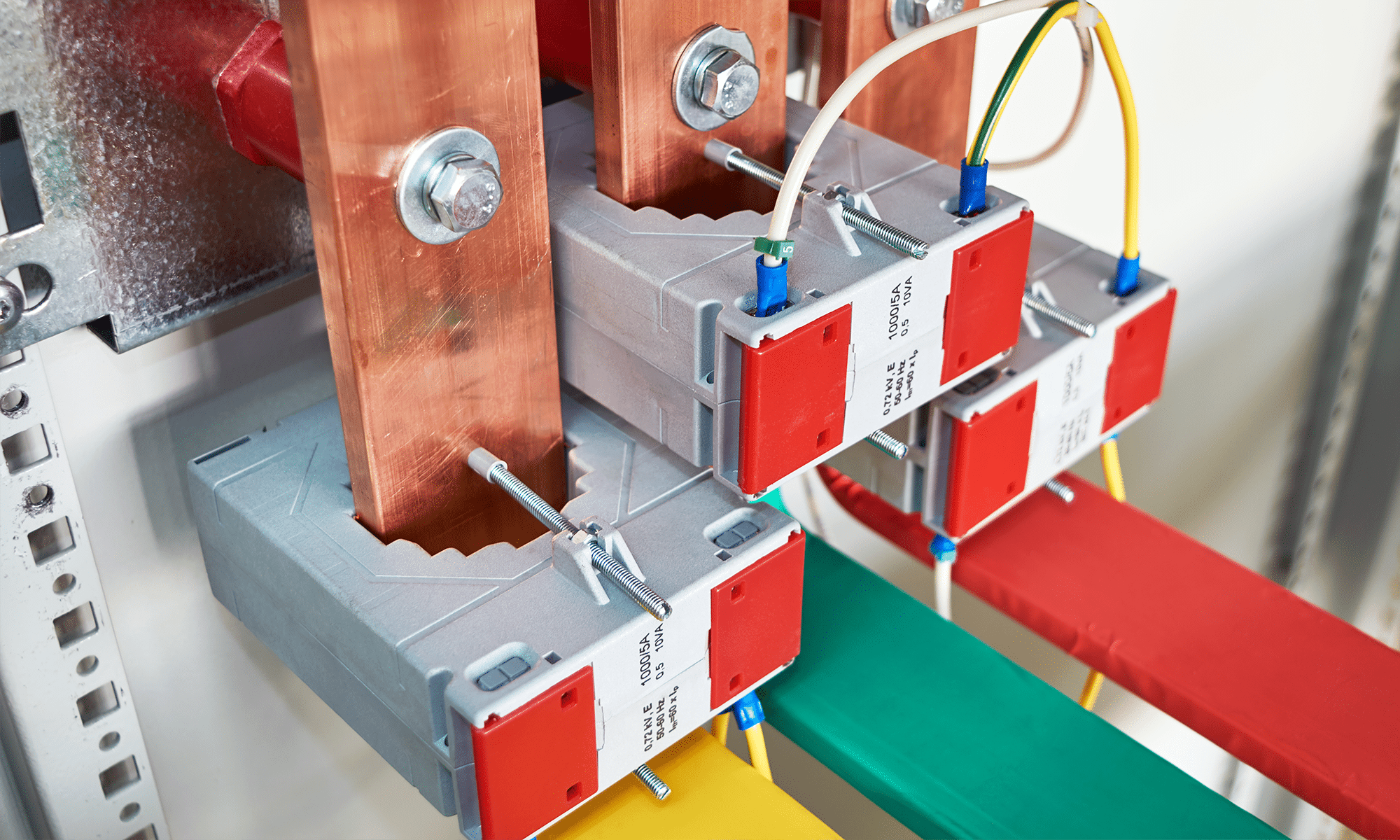 Jak wybrać odpowiedni przekładnik prądowy? Kluczowe parametry i najczęstsze błędy