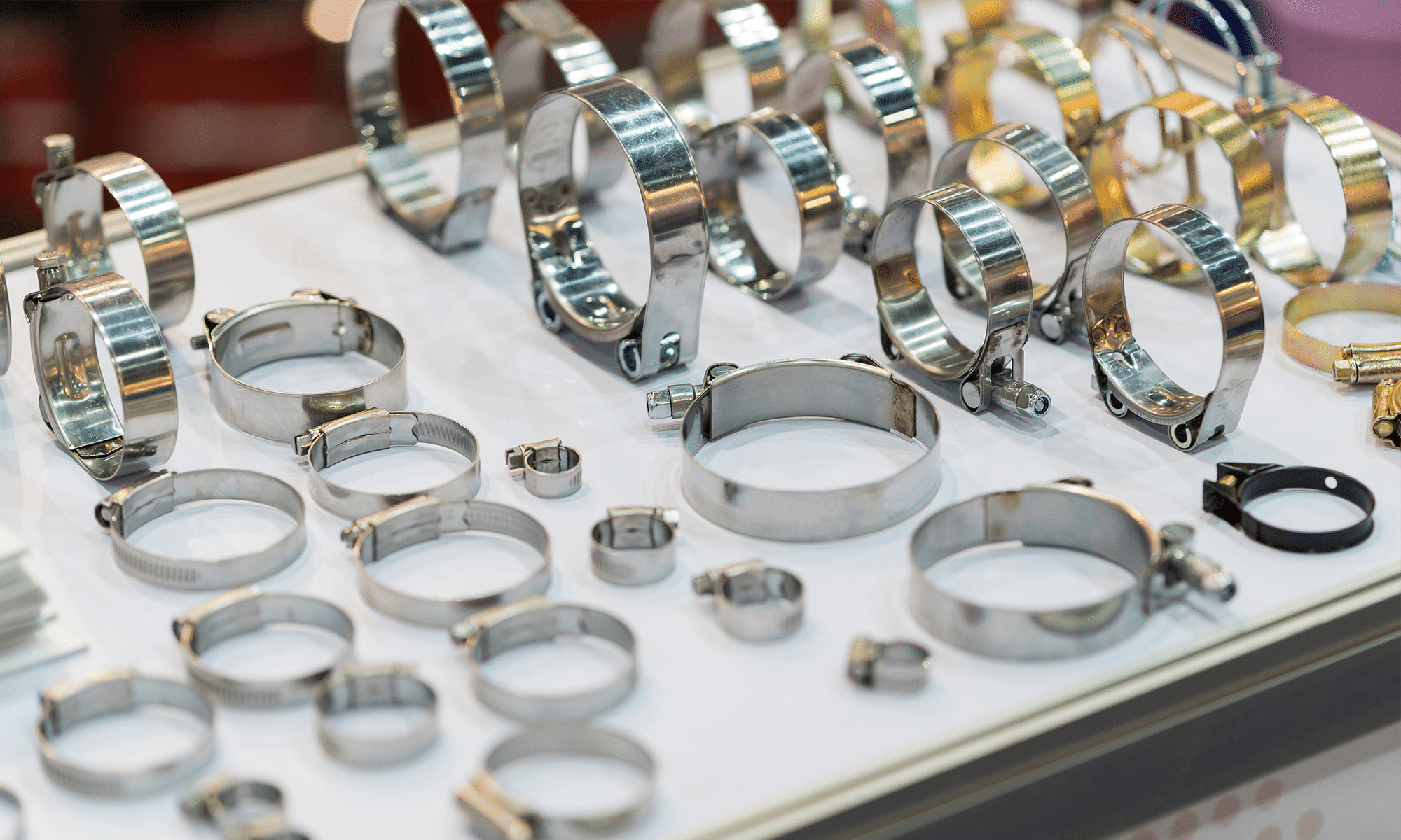 Jak wybrać odpowiednią metalową opaskę zaciskową do zastosowań przemysłowych i domowych?